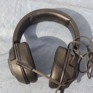 Razor Black Over-Ear Headphones with Mic NWOT
